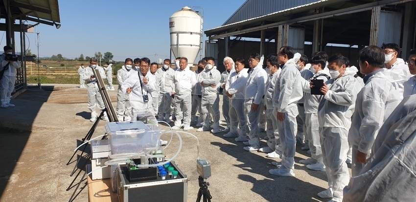 경기도 안성시 소재 농협사료 안성목장에서 가축분 바이오차  생산 시연회를  하는 장면