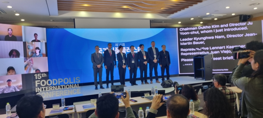 김덕호 식품산업진흥원 이사장이 제15회 국가식품클러스터 국제학술대회에  참석한 주요 내빈들과 기념촬영을 하고 있다. 